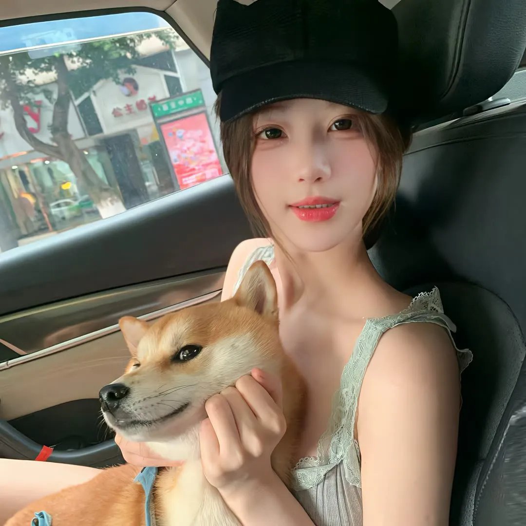 黑白照片的少女